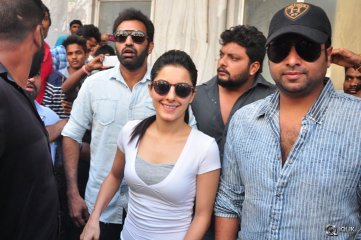 Raja-Cheyyi-Vesthe-Movie-Team-at-Devi-Theater